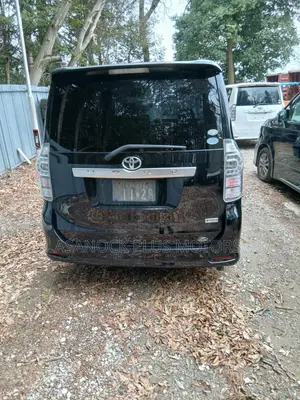 Toyota Voxy V 2WD 8-Seater 2010 White