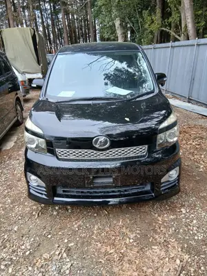 Toyota Voxy V 2WD 8-Seater 2010 White