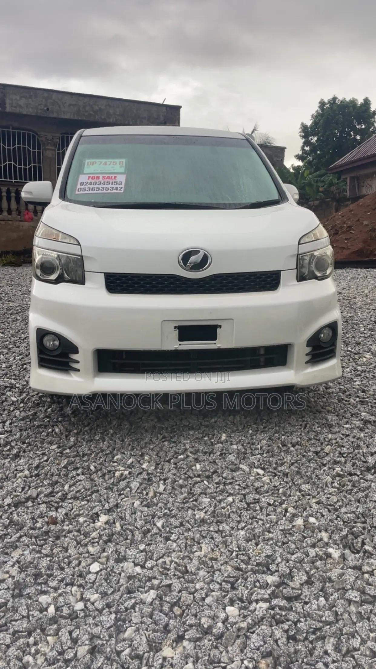 Toyota Voxy V 2WD 8-Seater 2010 White