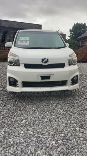 Toyota Voxy V 2WD 8-Seater 2010 White