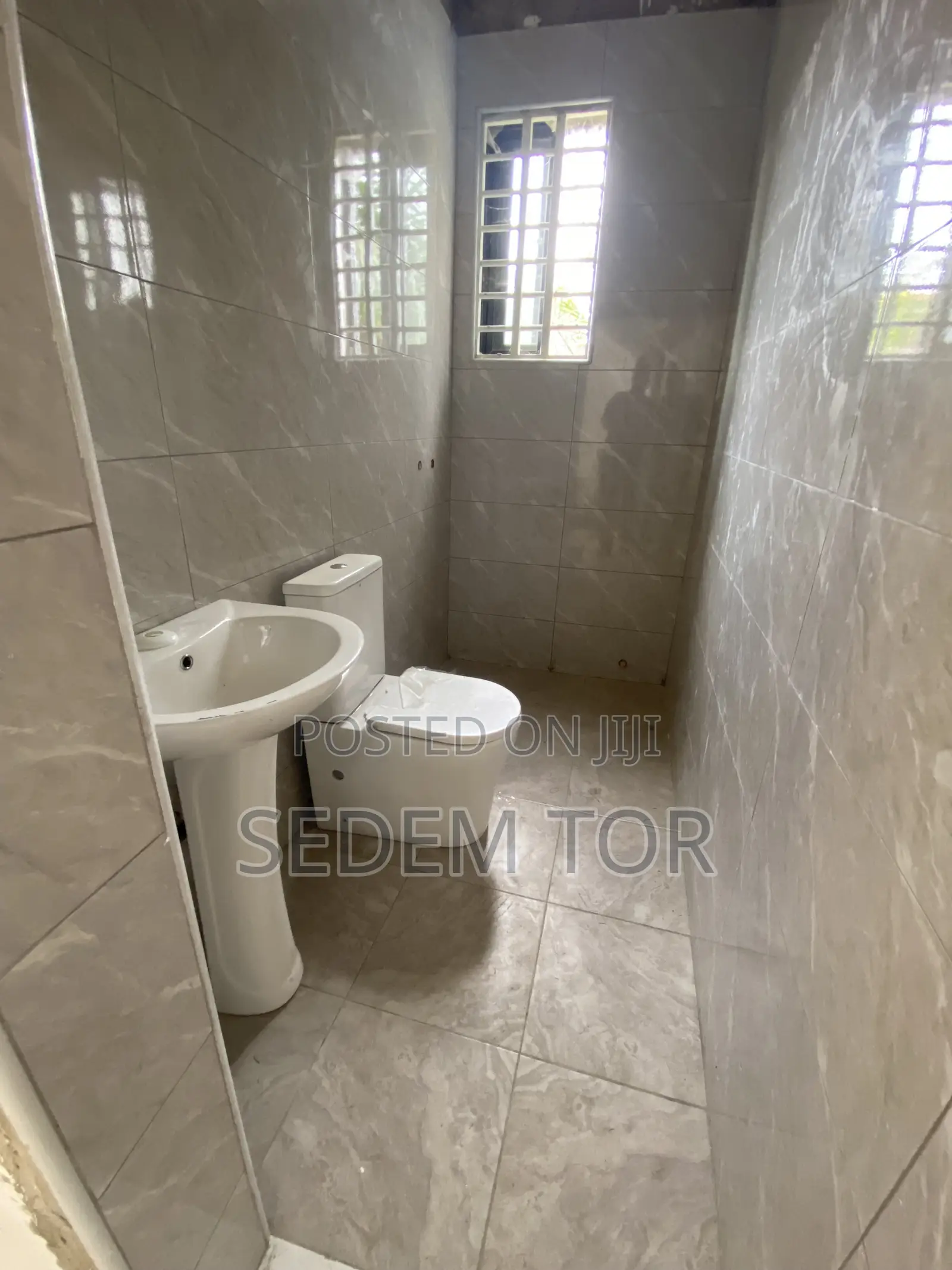 3bdrm House in Housing Down for rent