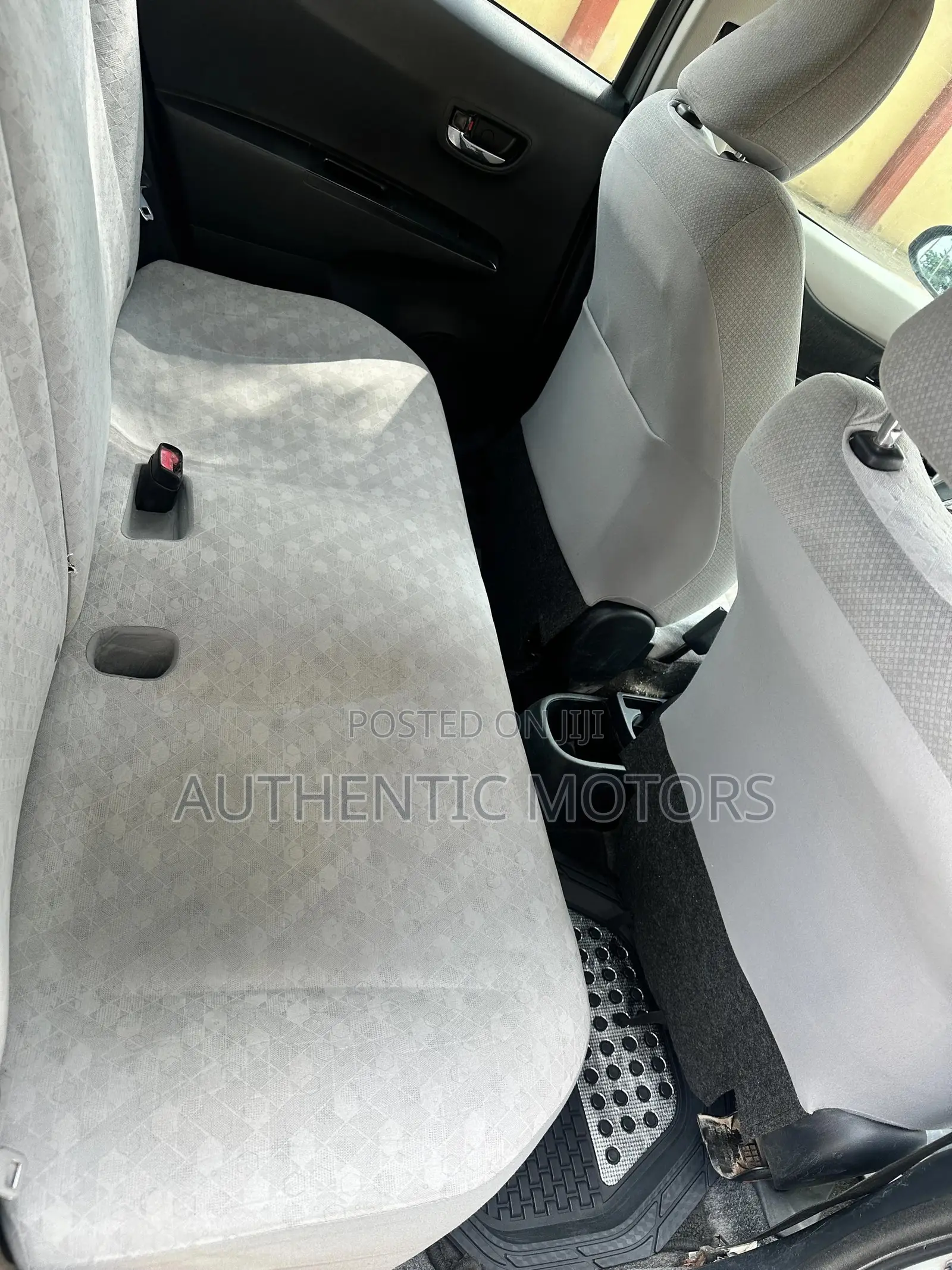 Toyota Vitz 1.3 AWD 5dr 2012 Gray