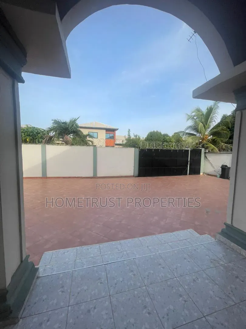 4bdrm Duplex in Tema Community 20, Sakumono for rent