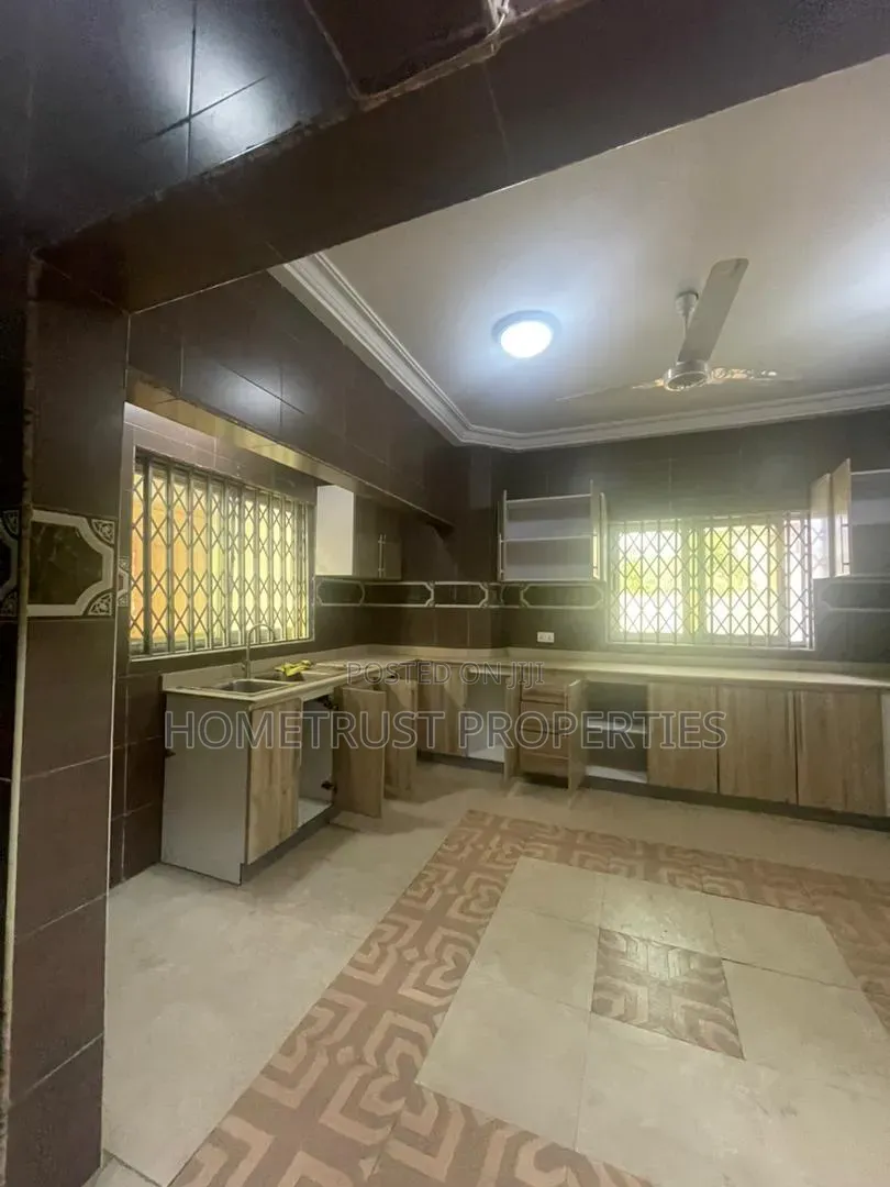 4bdrm Duplex in Tema Community 20, Sakumono for rent