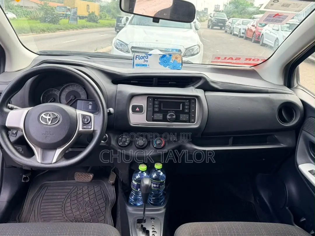 Toyota Vitz 2013 Silver