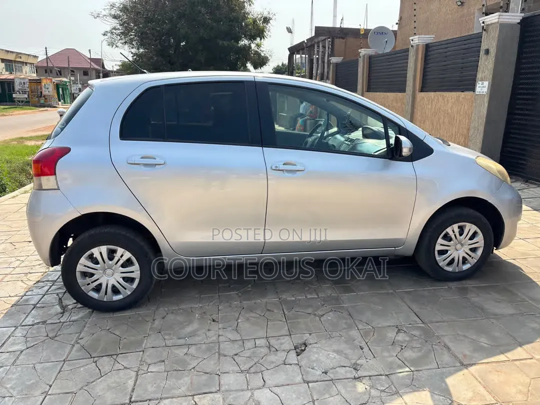 Toyota Vitz 1.5 FWD 5dr 2010 Silver