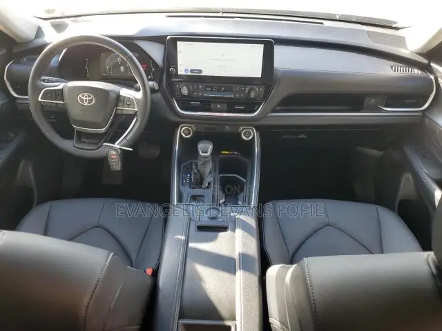 Toyota Highlander XLE 2025 Silver
