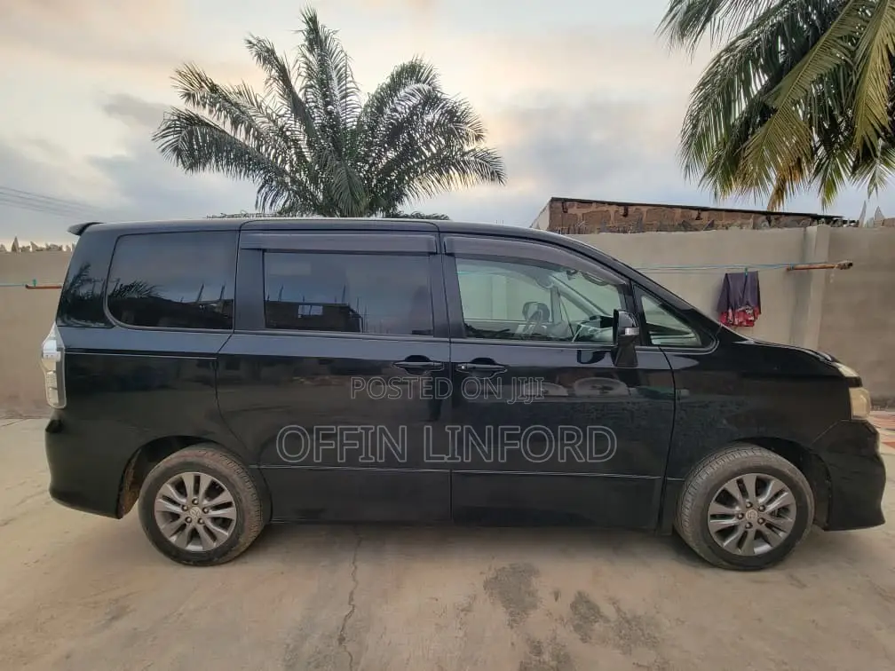 Toyota Voxy X 4WD 8-Seater 2013 Black