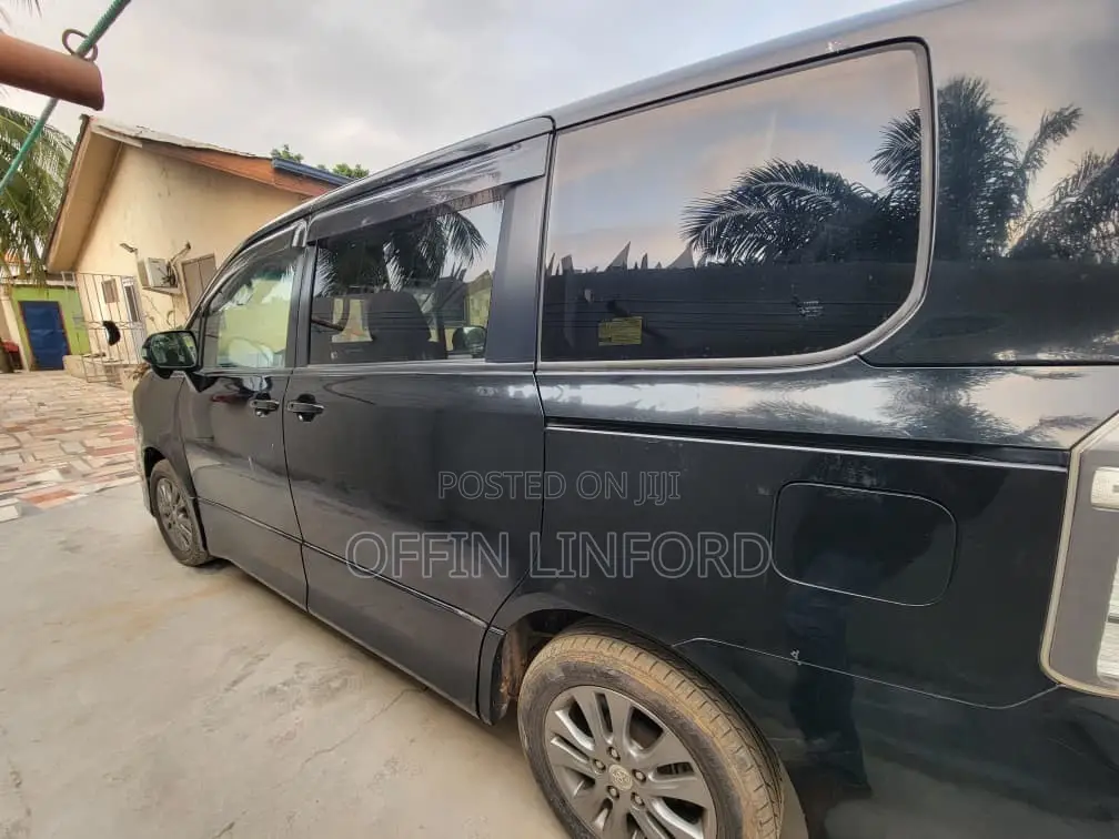 Toyota Voxy X 4WD 8-Seater 2013 Black