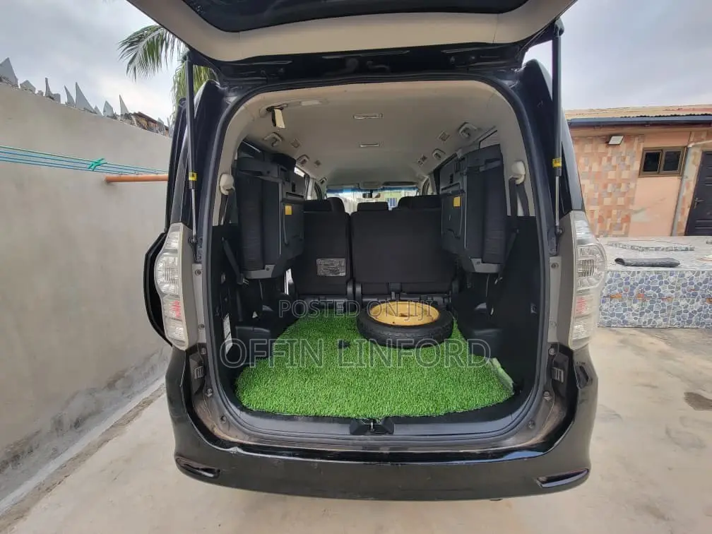 Toyota Voxy X 4WD 8-Seater 2013 Black