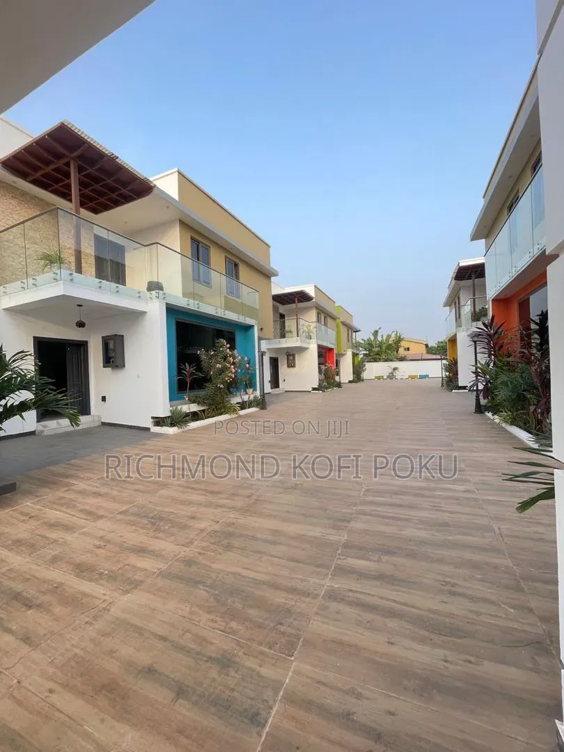 4bdrm Townhouse/Terrace in Kofis Realty, Baatsona Total for sale