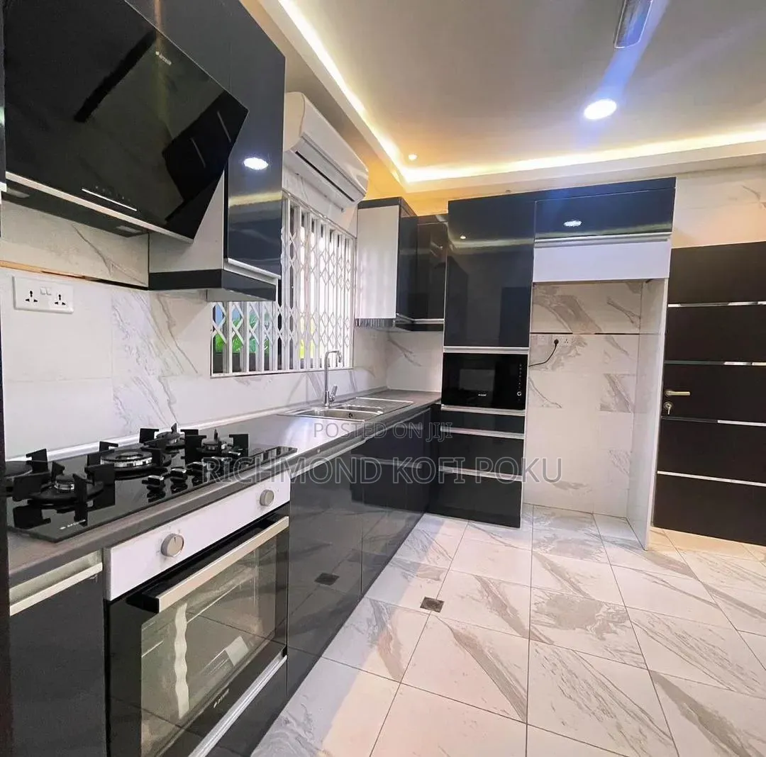 4bdrm Townhouse/Terrace in Kofis Realty, Baatsona Total for sale
