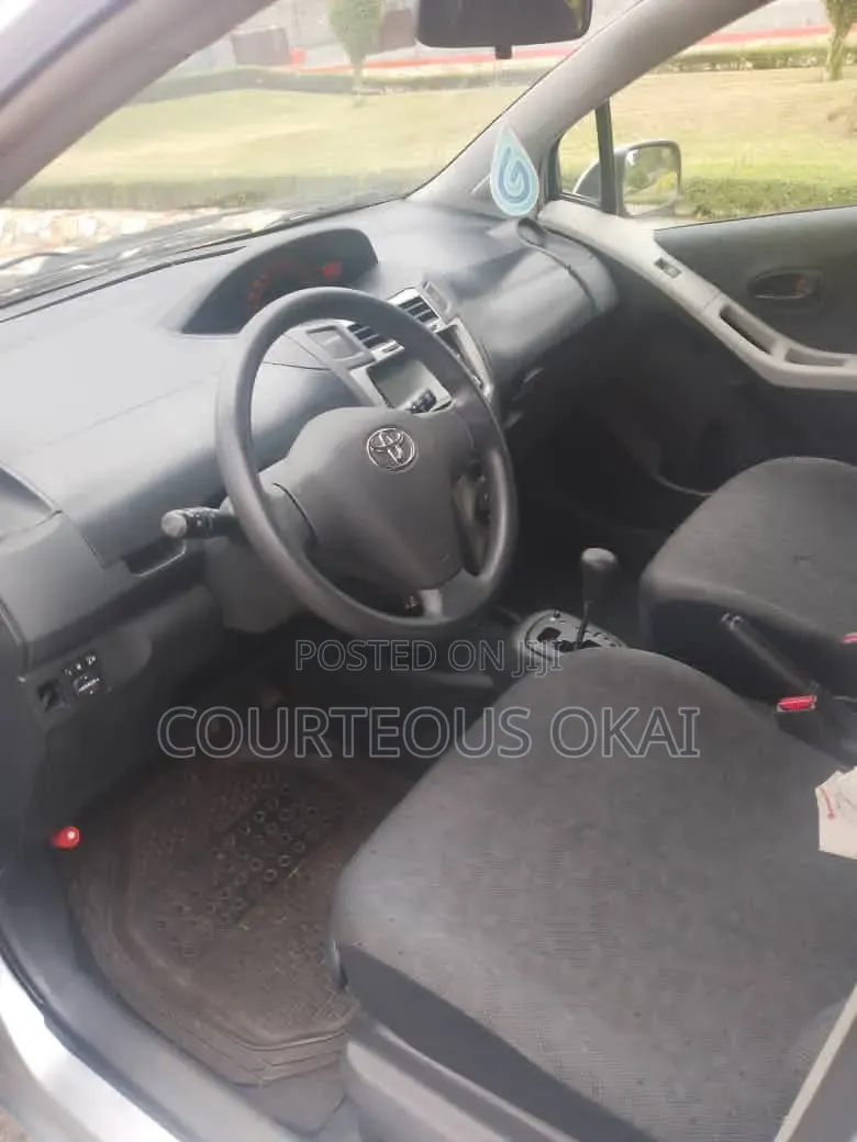 Toyota Vitz 1.5 FWD 5dr 2010 Silver