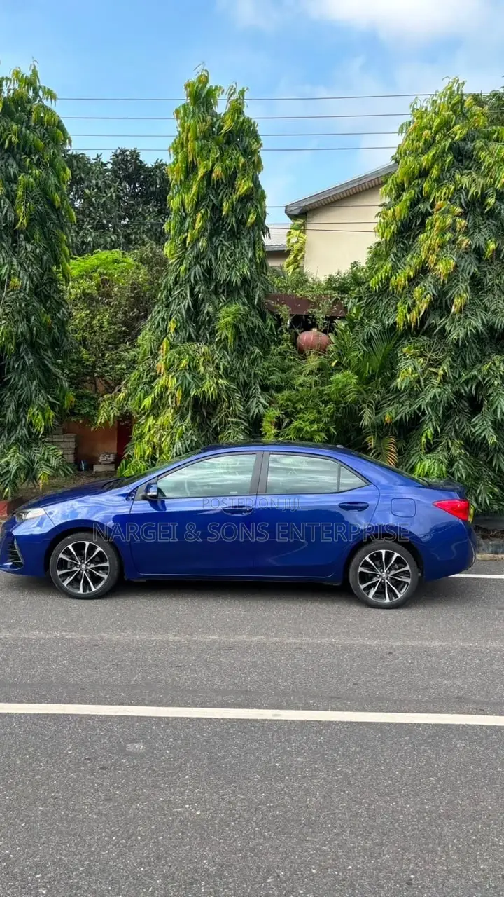 Toyota Corolla SE (1.8L 4cyl 2A) 2018 Blue
