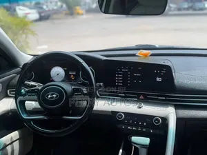 Hyundai Elantra 2022 White