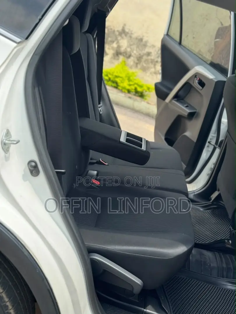 Toyota RAV4 LE AWD (2.5L 4cyl 6A) 2017 White