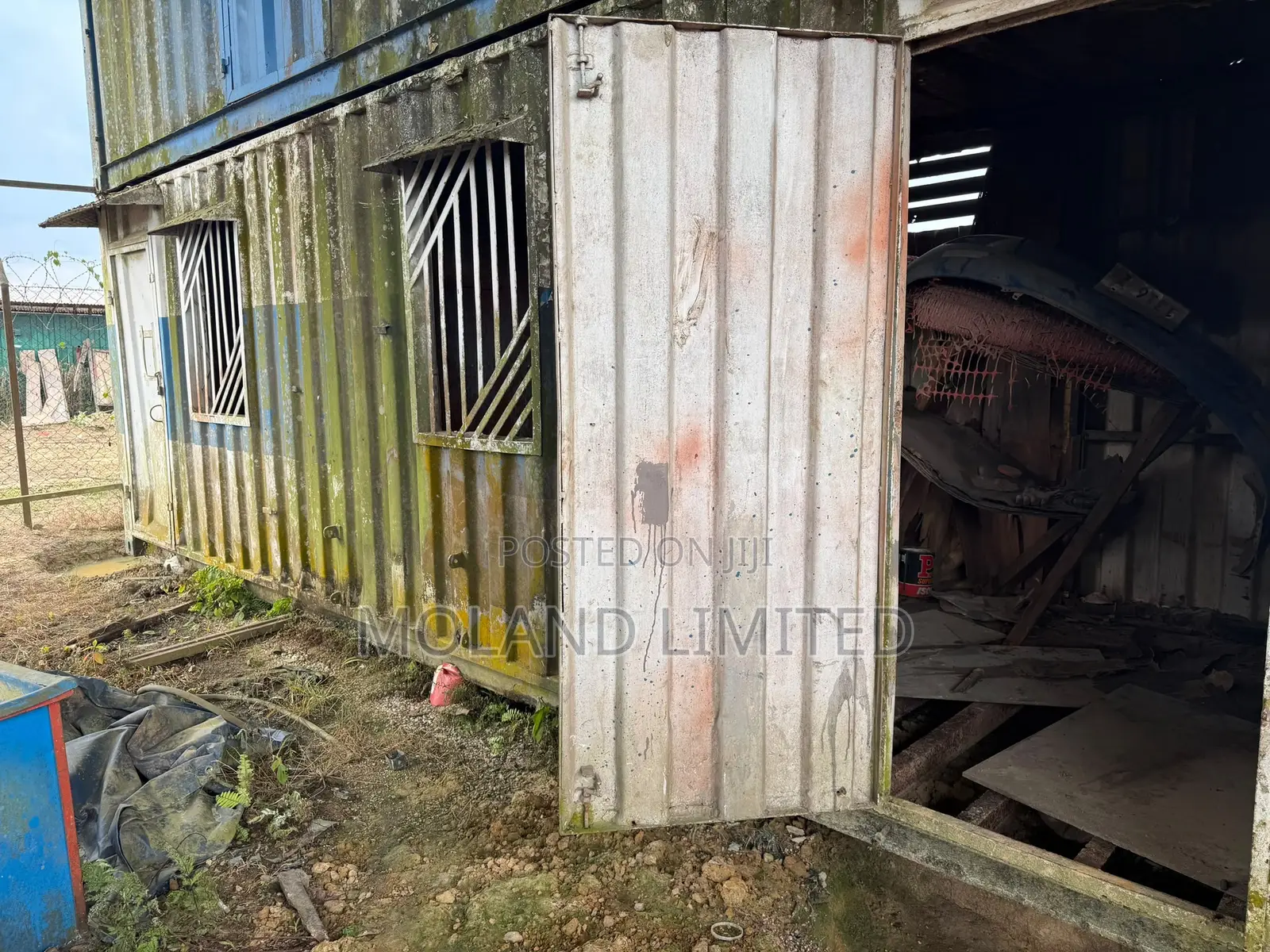 4 Containers With Canopy