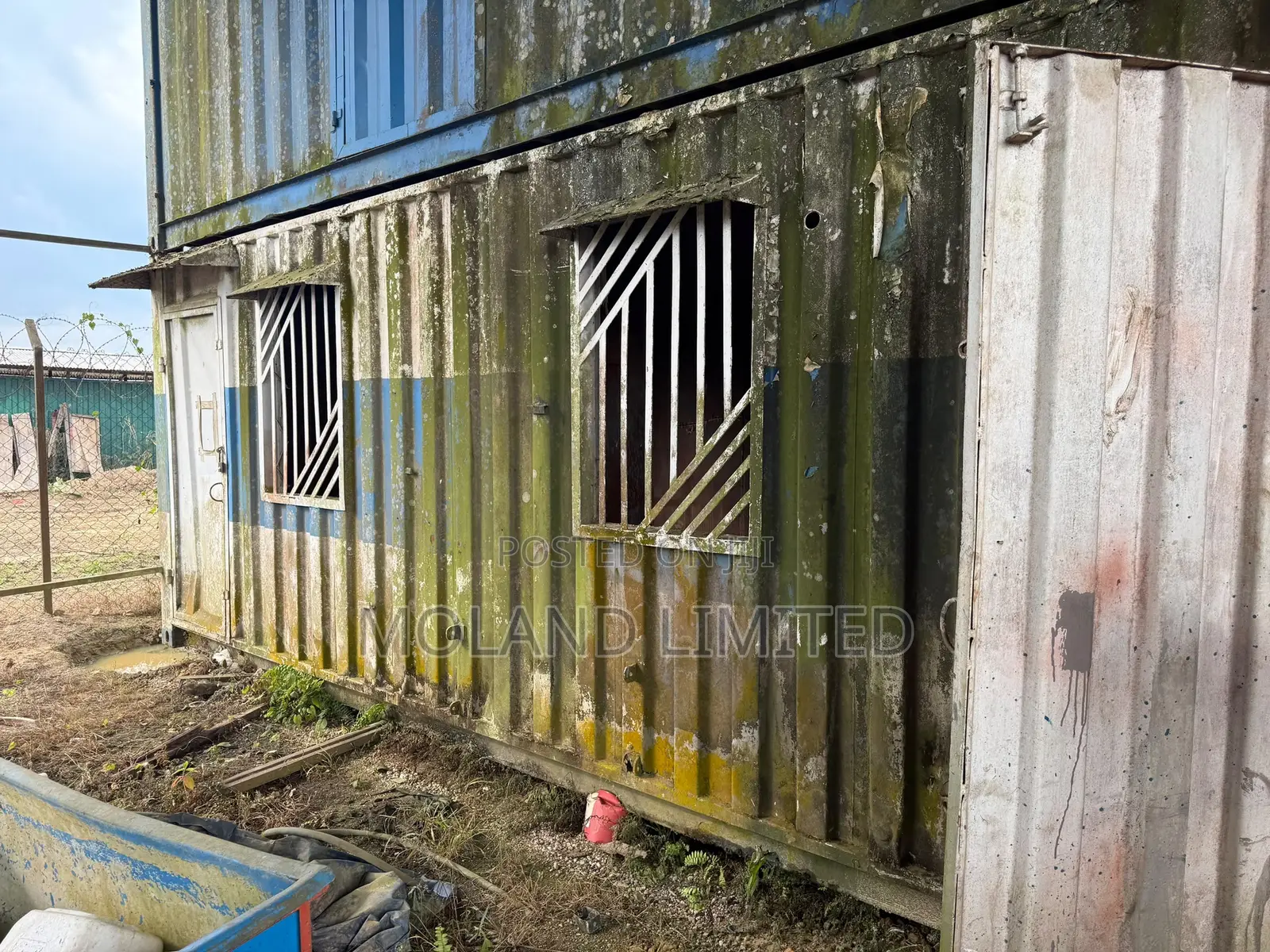 4 Containers With Canopy