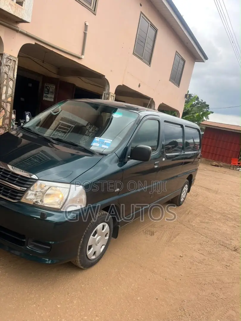 Toyota HiAce 2009 Green