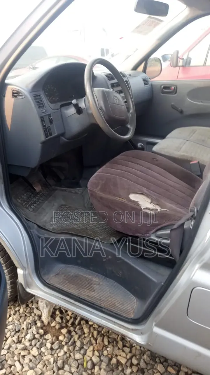 Toyota Grand HiAce 2001 Gray
