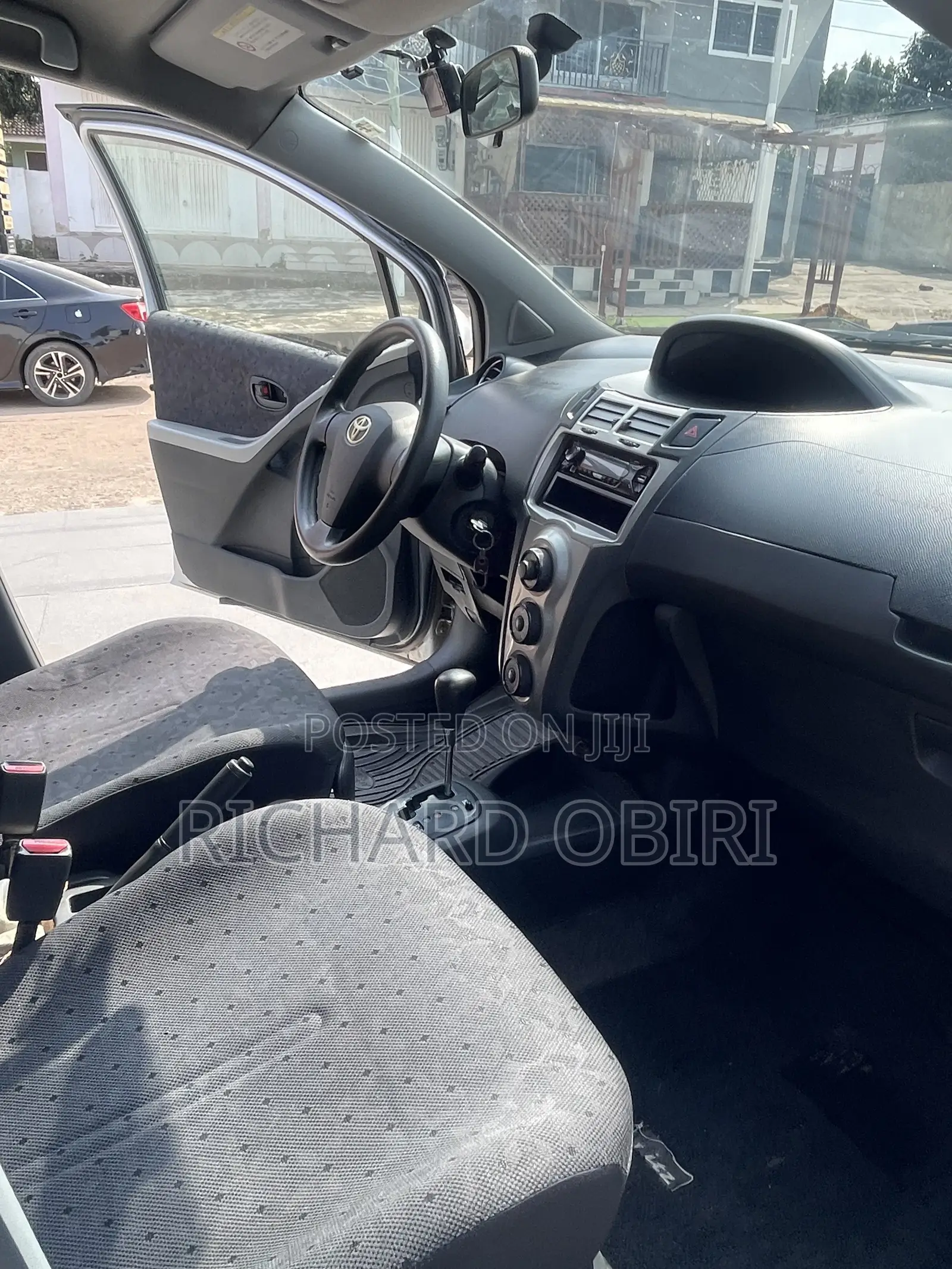 Toyota Vitz 1.3 AWD 5dr 2010 Silver