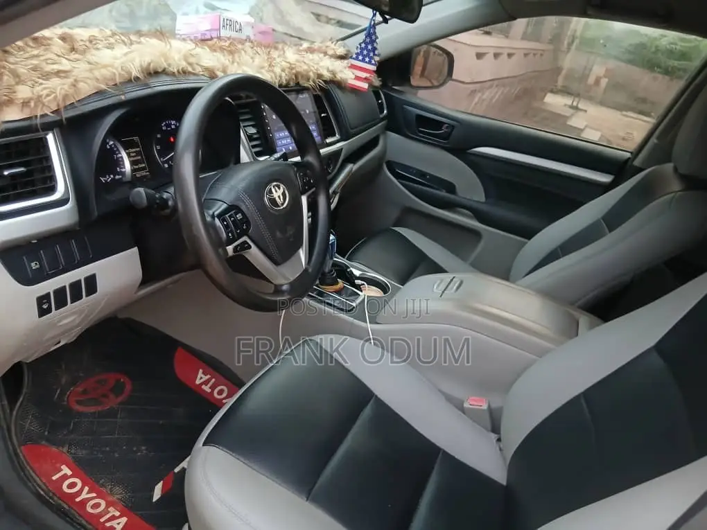 Toyota Highlander LE 4x2 V6 (3.5L 6cyl 8A) 2018