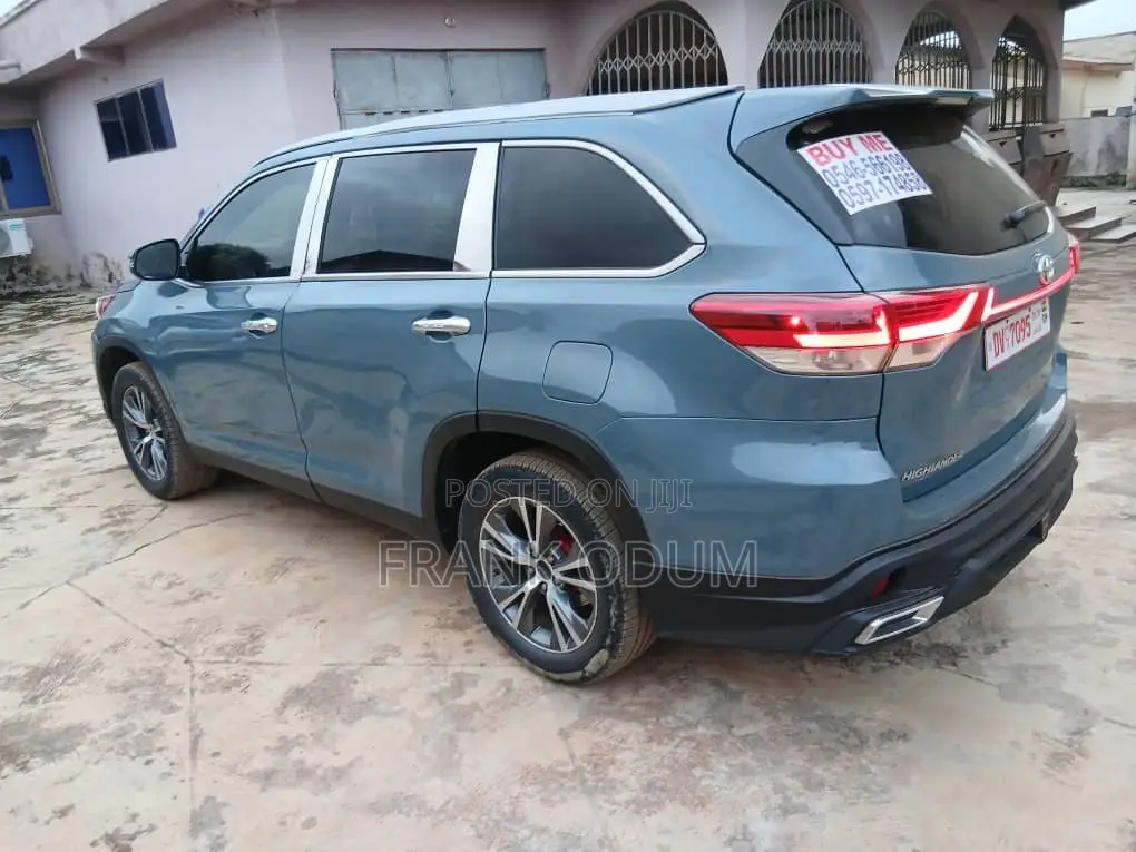 Toyota Highlander LE 4x2 V6 (3.5L 6cyl 8A) 2018