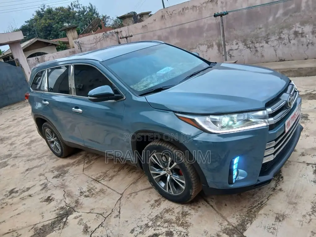 Toyota Highlander LE 4x2 V6 (3.5L 6cyl 8A) 2018