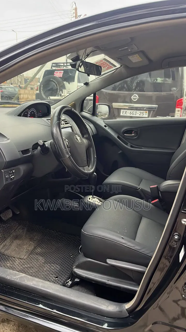 Toyota Yaris 2011 Black