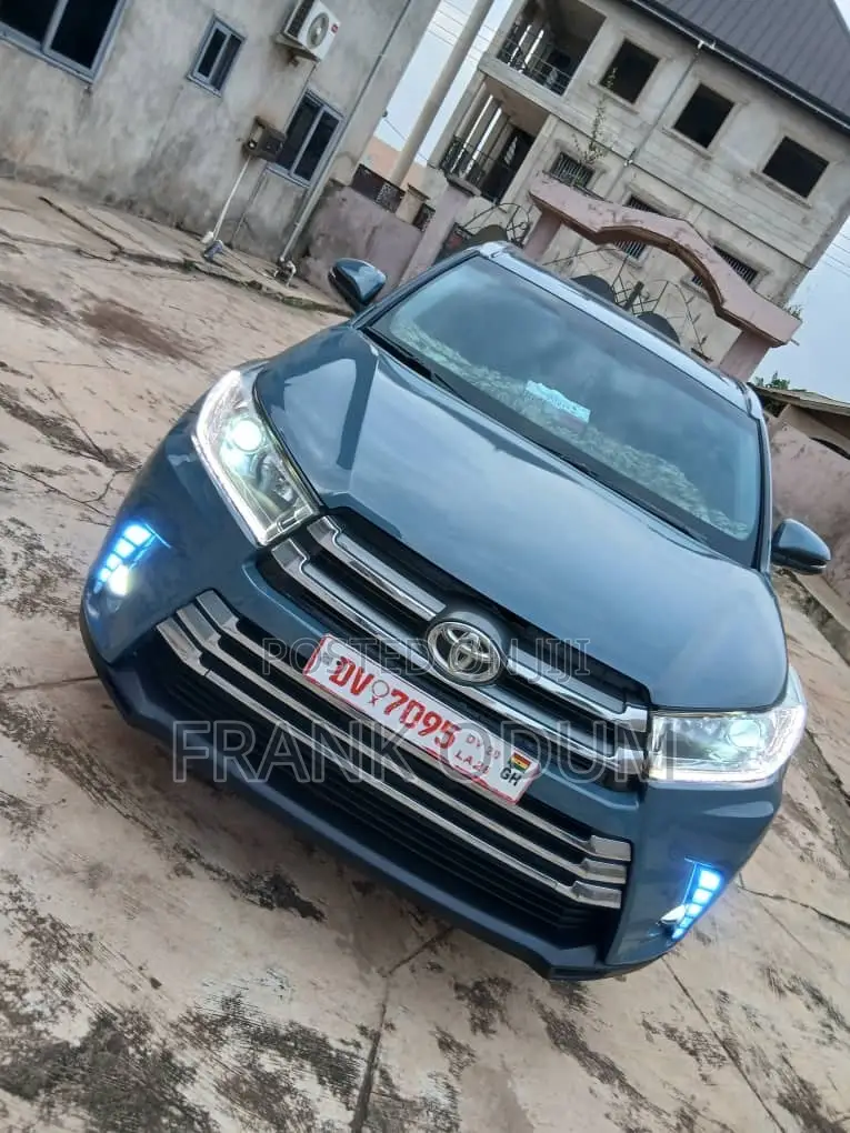 Toyota Highlander LE 4x2 V6 (3.5L 6cyl 8A) 2018