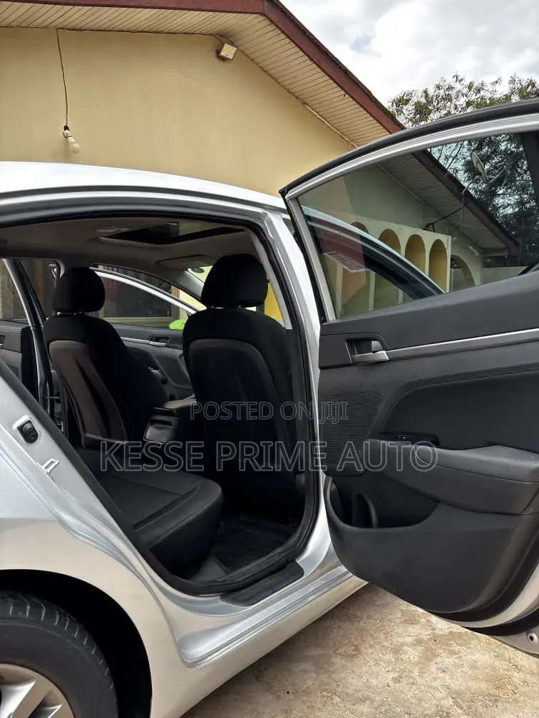 Hyundai Elantra Value Edition 2018 White
