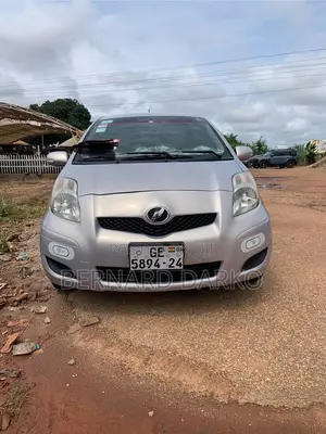 Toyota Vitz 2010 Silver