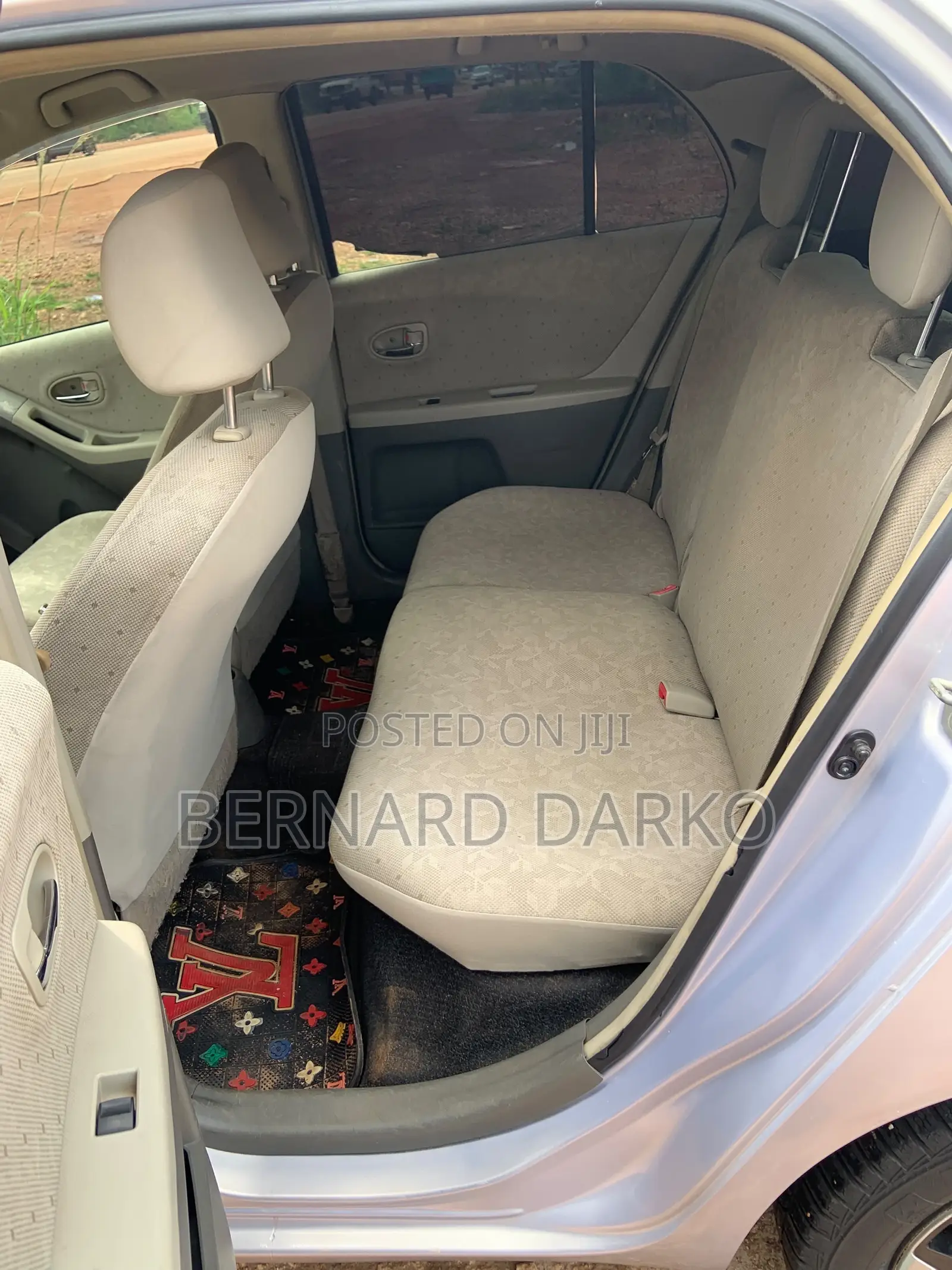 Toyota Vitz 2010 Silver