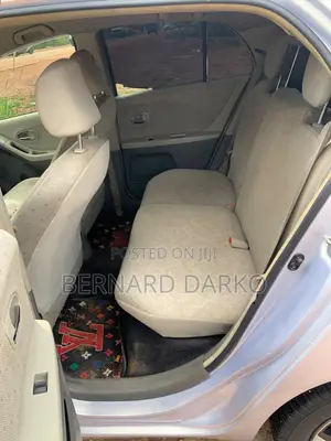 Toyota Vitz 2010 Silver