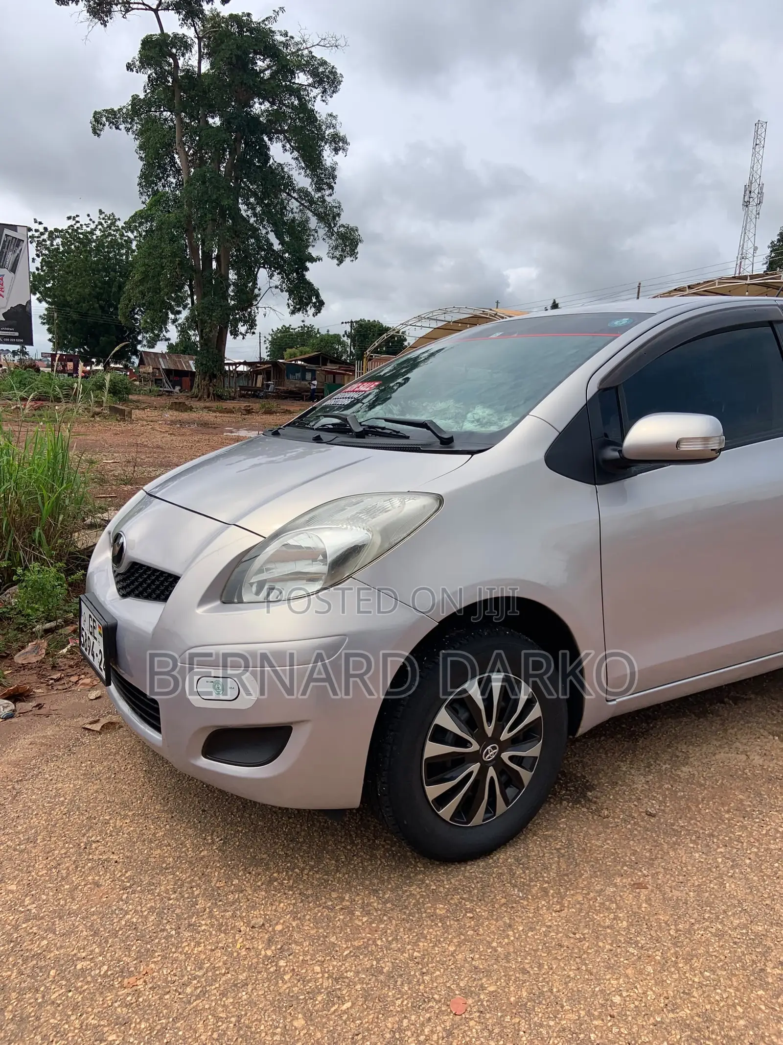 Toyota Vitz 2010 Silver