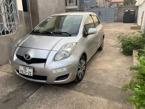Toyota Vitz 2010 Silver