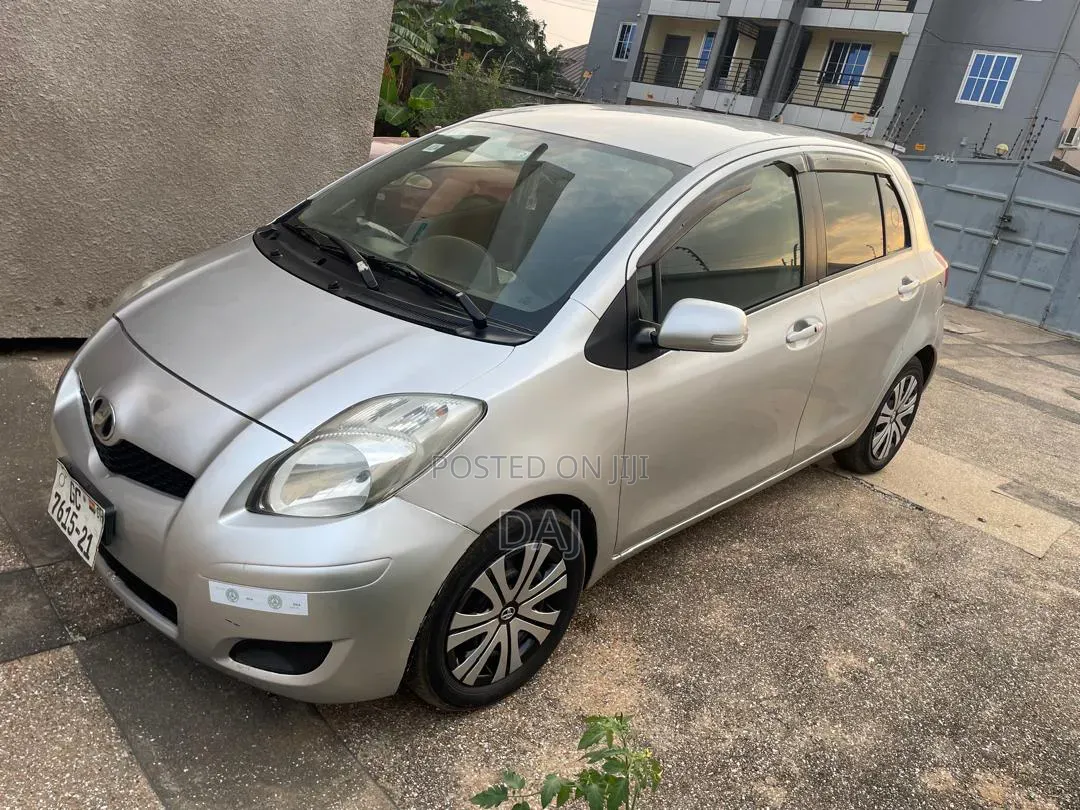 Toyota Vitz 2010 Silver
