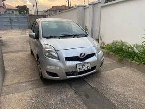 Toyota Vitz 2010 Silver