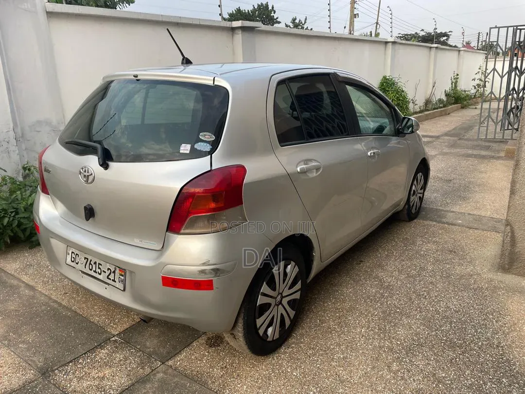 Toyota Vitz 2010 Silver