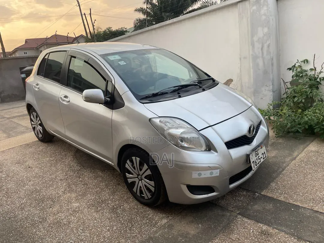 Toyota Vitz 2010 Silver