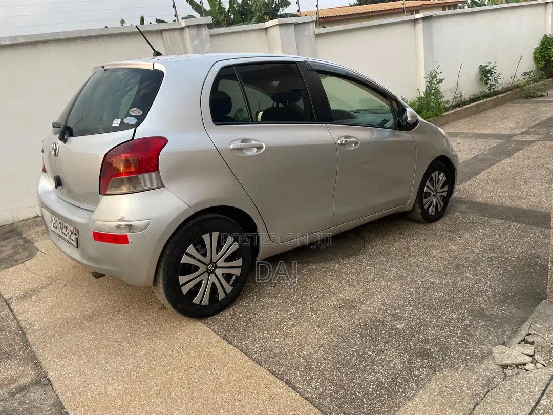 Toyota Vitz 2010 Silver