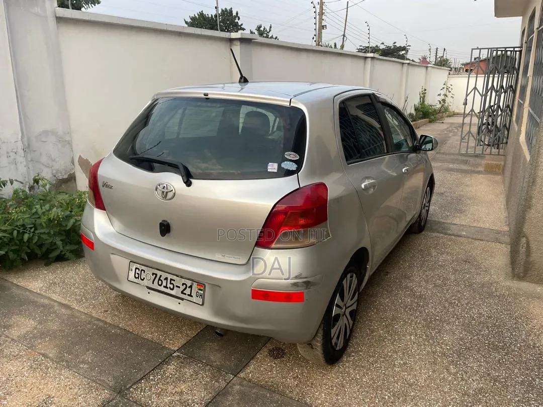 Toyota Vitz 2010 Silver