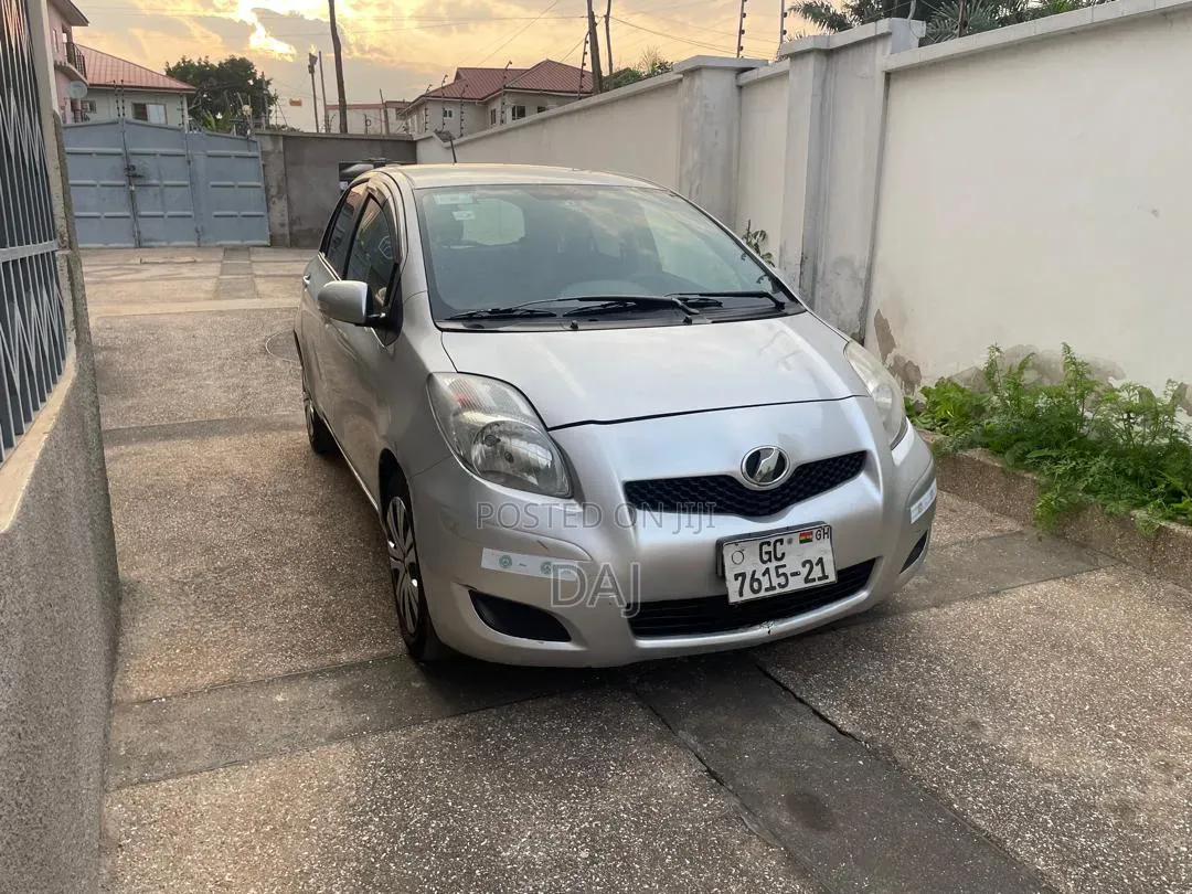 Toyota Vitz 2010 Silver