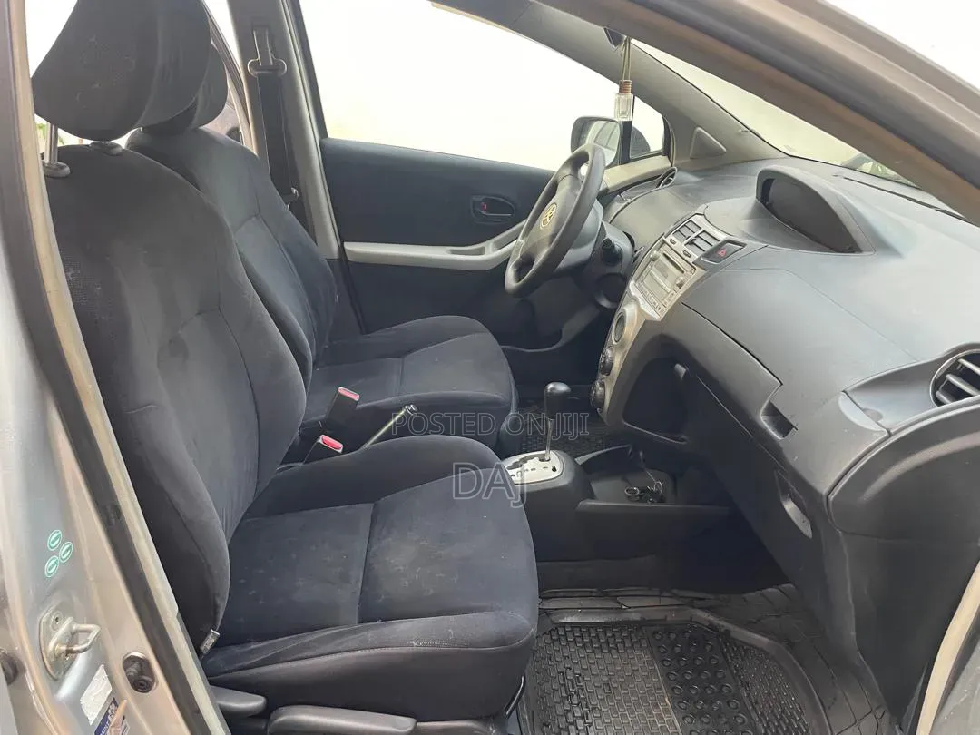Toyota Vitz 2010 Silver