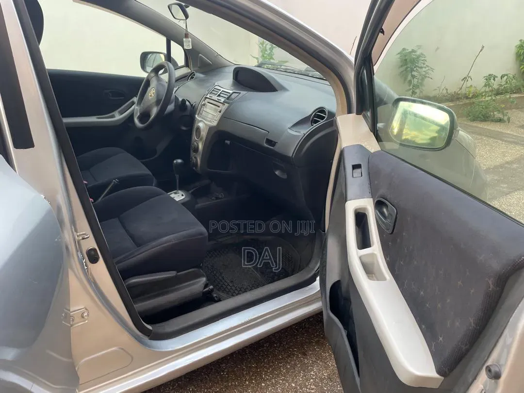Toyota Vitz 2010 Silver