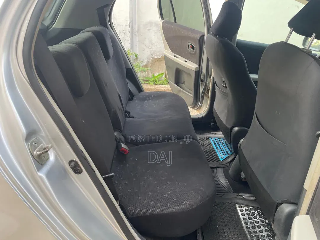 Toyota Vitz 2010 Silver