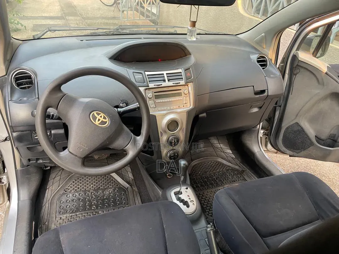 Toyota Vitz 2010 Silver