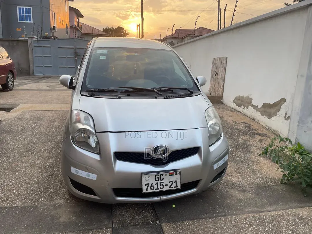 Toyota Vitz 2010 Silver