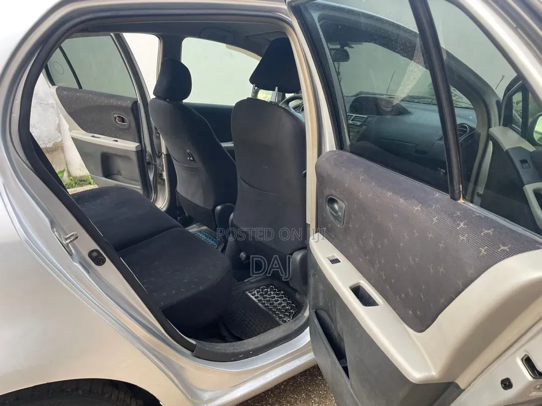 Toyota Vitz 2010 Silver