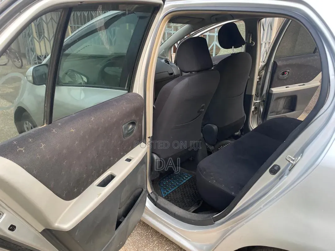 Toyota Vitz 2010 Silver